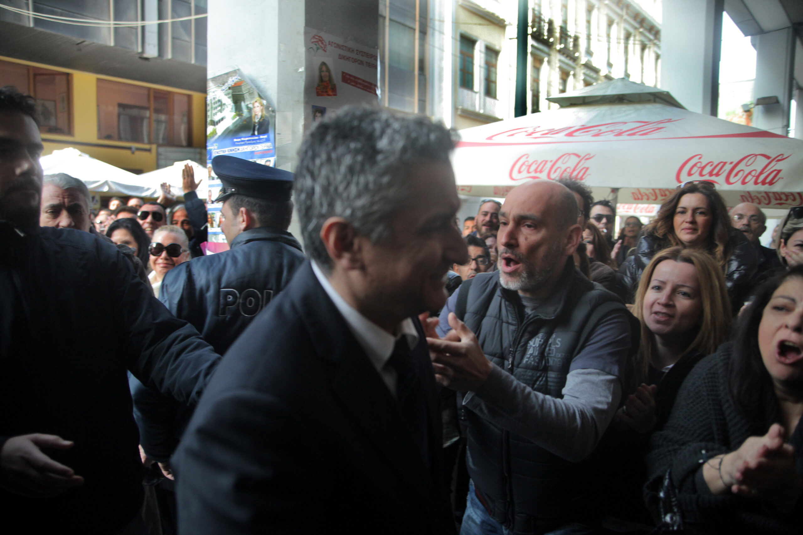 Αρνείται όλες τις κατηγορίες ο Γ. Σπανός. Επευφημίες έξω από τα δικαστήρια