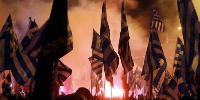 Ανατριχιαστικό βίντεο: Χρυσαυγίτες κραυγάζουν “τα ρούχα μου θα ράψω με δέρματα απ’ αυτούς”