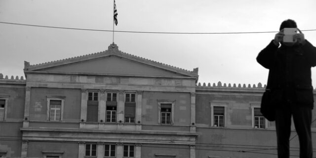 Ψάχνουν τους τρεις βουλευτές που έβγαλαν χρήματα στο εξωτερικό