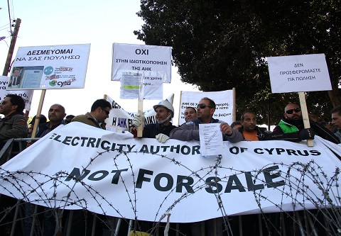 Κύπρος: Δραματικές οι διαπραγματεύσεις με την τρόικα – ένταση και επεισόδια μέσα και έξω από τη Βουλή