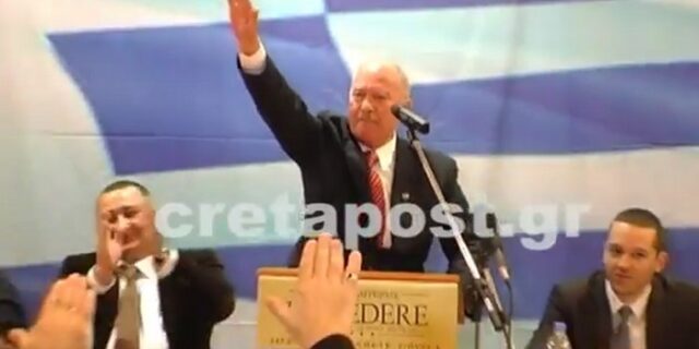 Την ώρα που ερευνά η Δικαιοσύνη, βουλευτής της Χρυσής Αυγής χαιρετάει ναζιστικά σε εκδήλωση