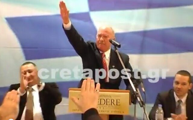 Την ώρα που ερευνά η Δικαιοσύνη, βουλευτής της Χρυσής Αυγής χαιρετάει ναζιστικά σε εκδήλωση