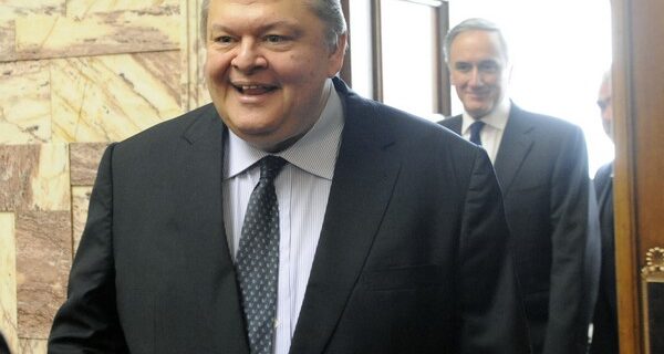 Βενιζέλος για Θεοδωράκη: “Καλή επιτυχία σε κάθε τηλεοπτική εκπομπή που θέλει να γίνει κόμμα”