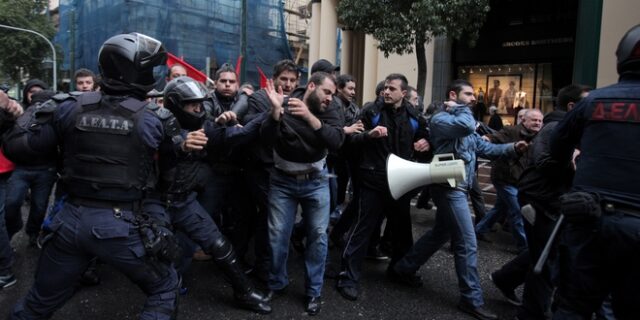Επεισόδια στο κέντρο της Αθήνας. Τμήμα του ΠΑΜΕ “έσπασε” τον αστυνομικό κλοιό. Χτυπήθηκε Ευρωβουλευτής του ΚΚΕ
