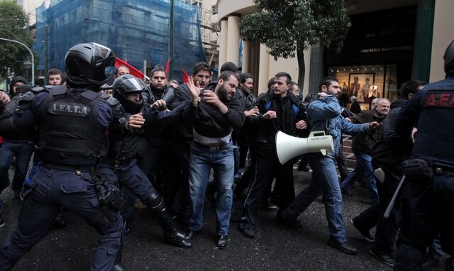 Επεισόδια στο κέντρο της Αθήνας. Τμήμα του ΠΑΜΕ “έσπασε” τον αστυνομικό κλοιό. Χτυπήθηκε Ευρωβουλευτής του ΚΚΕ