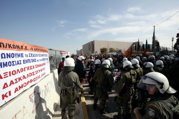 Ένταση και χρήση χημικών έξω από το υπουργείο Παιδείας