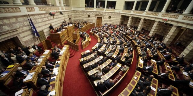 Ισορροπίες τρόμου για τη συγκυβέρνηση μετά την οριακή υπερψήφιση του πολυνομοσχεδίου. Όλο το χρονικό και το παρασκήνιο
