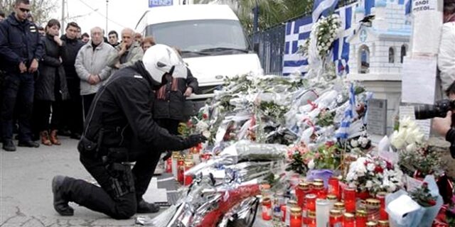 Η ΕΛ.ΑΣ. έδιωξε Κασιδιάρη – Παναγιώταρο από το μνημόσυνο των αστυνομικών της ΔΙΑΣ στου Ρέντη