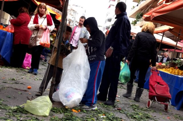 Ύφεση 3,9% το 2013: Μείωσαν τις δαπάνες οι καταναλωτές