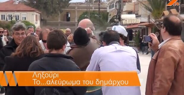 Eπίθεση με αλεύρι στον δήμαρχο Κεφαλλονιάς στο Ληξούρι
