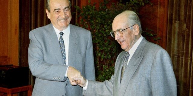 Τα ψέματα των πολιτικών, που κατάπιαμε αμάσητα στην Μεταπολίτευση