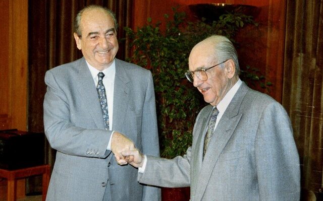 Τα ψέματα των πολιτικών, που κατάπιαμε αμάσητα στην Μεταπολίτευση