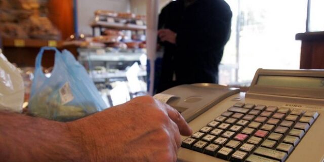 Πως να μειώσετε το φόρο σας με αποδείξεις. Στο 100% προσμετρούνται τα σούπερ μάρκετ και τα καύσιμα