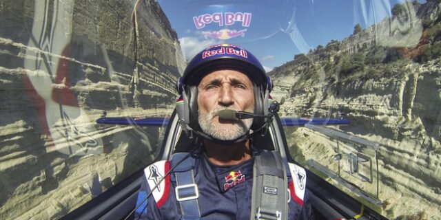Εντυπωσιακές φωτογραφίες: Διέσχισε τον ισθμό της Κορίνθου με το αεροπλάνο του μήκους 6,6 μέτρων