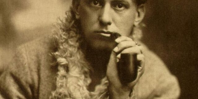 Μηχανή του Χρόνου: “Θέλω βλασφημία, θάνατο, βιασμό, επανάσταση”. Ο σατανιστής Άλιστερ Κρόουλι που ενέπνευσε τους Led Zeppelin, τους Beatles και τους Black Sabbath