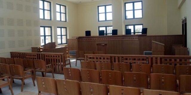 Έβαλε στέγη στη σπηλιά που μένει η πενταμελής οικογένειά του και τον έσυραν στο δικαστήριο