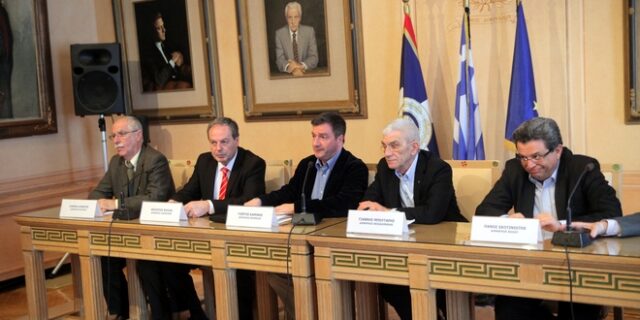 Απεξάρτηση από τα κόμματα θέλει η Πρωτοβουλία των 5 δημάρχων