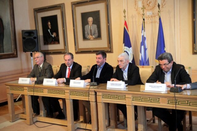 Απεξάρτηση από τα κόμματα θέλει η Πρωτοβουλία των 5 δημάρχων
