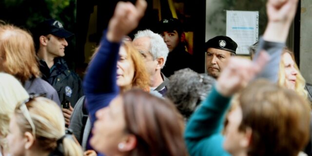 Κόβουν τις αργίες του Πάσχα και αντιδρούν: Τριήμερες απεργίες καθηγητών από Τετάρτη