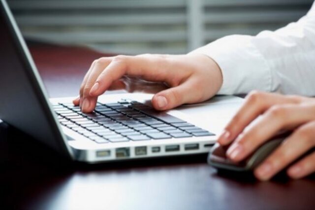 Εφορία: Τι; Δεν έχετε e-mail; Αν δεν αποκτήσετε μέσα σε δύο μήνες, κινδυνεύετε με πρόστιμο 100 ευρώ και άνω