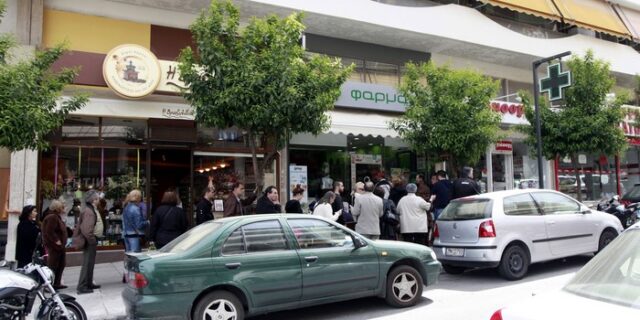 Αυξάνεται ο αριθμός των φαρμακείων που εφημερεύουν