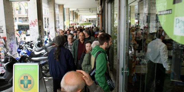 Χάος στα φαρμακεία ασφαλείας: Ατελείωτες ουρές και ταλαιπωρία για ένα φάρμακο