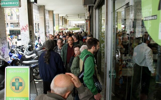 Χάος στα φαρμακεία ασφαλείας: Ατελείωτες ουρές και ταλαιπωρία για ένα φάρμακο