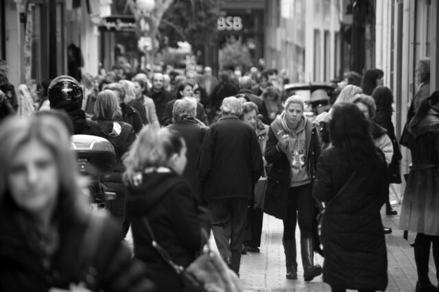 Την ώρα που πανηγυρίζουν για το πολυνομοσχέδιο: Ολοένα και φτωχότεροι οι Έλληνες