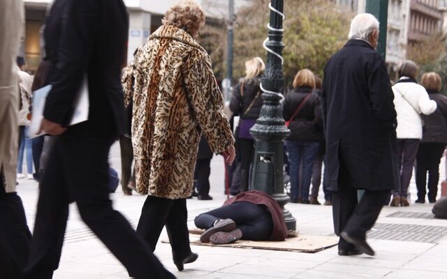 “Καμπανάκι” από ΟΟΣΑ: Σε κίνδυνο ο ελληνικός λαός. Βοήθεια τώρα στους ασθενέστερους