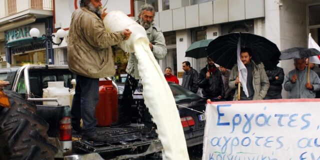 Ελιγμός για να μη χυθεί η καρδάρα με το γάλα. Τι προτείνουν οι παραγωγοί στην κυβέρνηση