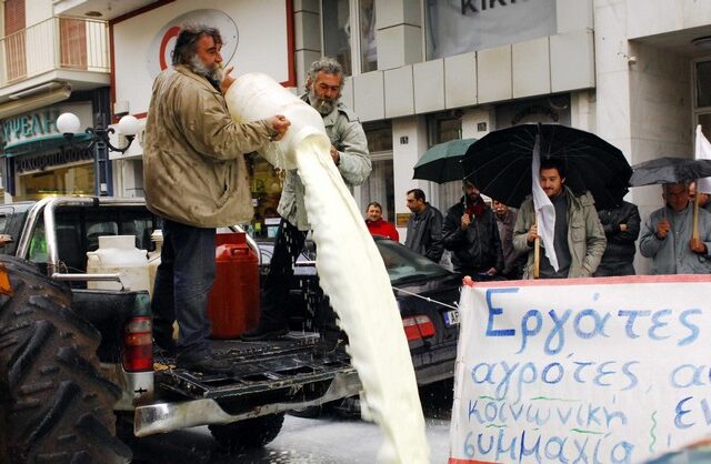 Ελιγμός για να μη χυθεί η καρδάρα με το γάλα. Τι προτείνουν οι παραγωγοί στην κυβέρνηση