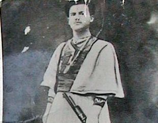 Μηχανή του Χρόνου: Γιαγκούλας προς αρχηγό χωροφυλακής: «Τί πιέζεις τους εργατικούς ανθρώπους βρε κωλογαλονάδες γαμώ τ’ αστέρια σας»