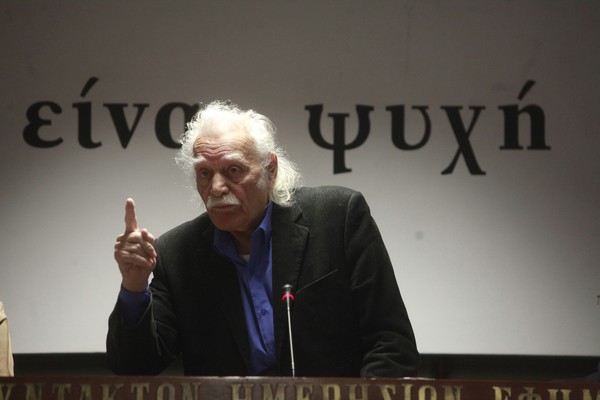 New York Times: Μανώλης Γλέζος, μια γροθιά υψωμένη αντιστέκεται