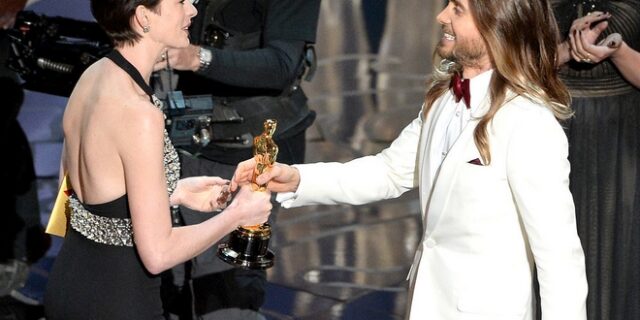 Jared Leto: Αφιερώνω το Όσκαρ σε Ουκρανία, Βενεζουέλα και όσους παλεύουν με το AIDS