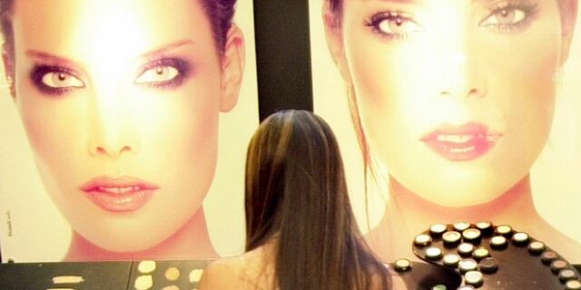 Η κρίση “κόβει” τα καλλυντικά και τα αρώματα στις Ελληνίδες