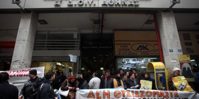 Θα βάζουν χέρι στα εισοδήματα χωρίς προϋποθέσεις. Ελεύθερες οι κατασχέσεις από τα ασφαλιστικά ταμεία