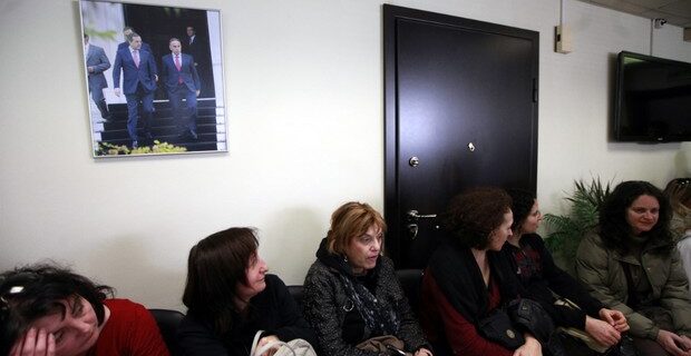 Διαμαρτυρία έξω από το γραφείο του υπουργού Παιδείας