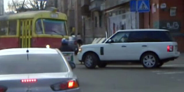 Μια κυρία σε ένα Range Rover στο Κίεβο πιστεύει ότι ο δρόμος της ανήκει