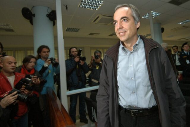 Πόλεμος για το βιβλίο του Κουφοντίνα. Μπακογιάννης: “Ματωμένο βιβλίο, ματωμένα λεφτά” – Τατσόπουλος: “Δεν είναι καπηλεία, είναι αναγούλα”