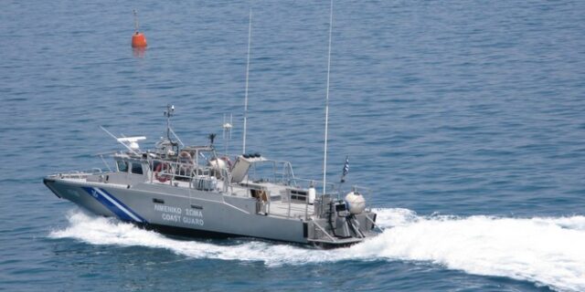 Έρευνες ανοιχτά της Λέσβου για ακυβέρνητο σκάφος με 50 μετανάστες