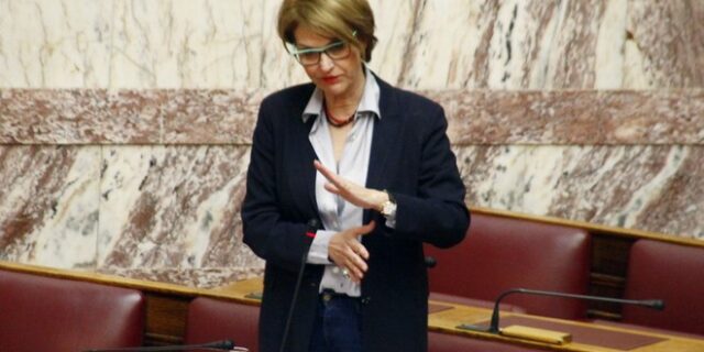 Ρεπούση κατά παρελάσεων: Μιλιταριστικός συμβολισμός. Θεσμός που προέρχεται από τον Μεταξά