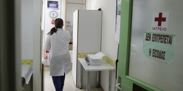 Εφιάλτης στα εφημερεύοντα ιατρεία: Ουρές, ράντζα και απελπισία