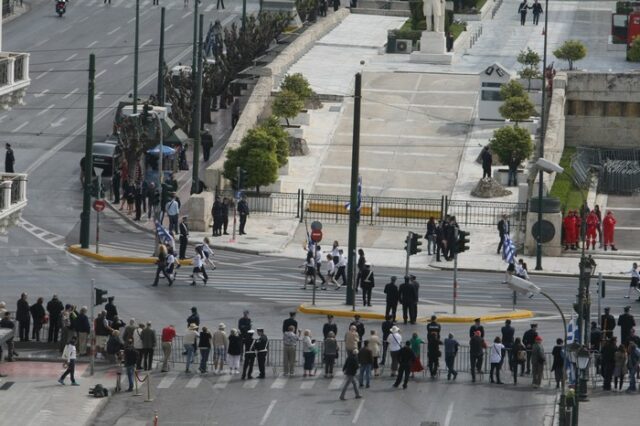 Μαθητική παρέλαση για λίγους. Αριστούχοι, παραστάτες και γονείς με προσκλήσεις
