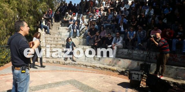 Πολίτης προς Στ. Θεοδωράκη: “Τα προβλήματα δεν λύνονται με σκισμένα τζιν και σακίδια”