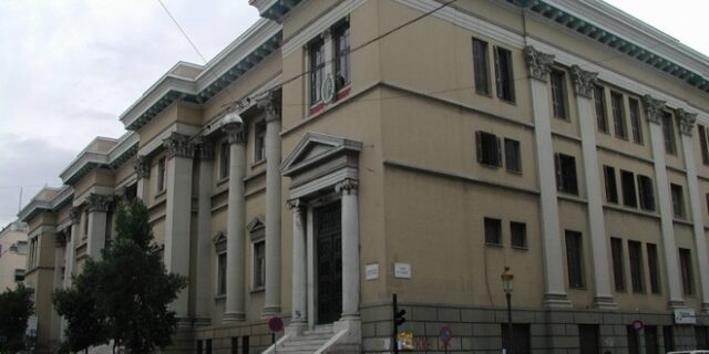 Μπήκε στο Πρωτοδικείο με την καραμπίνα του