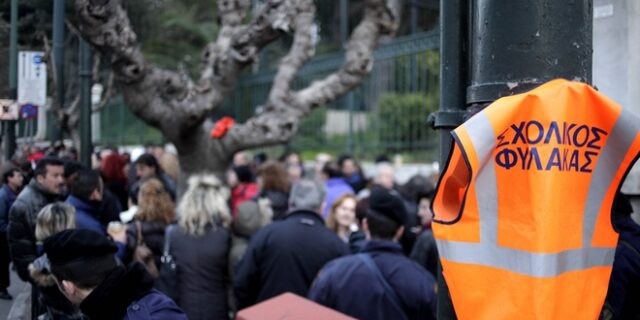Το “μνημόνιο απολύσεων” έρχεται από την πίσω πόρτα. Ποιοι κινδυνεύουν