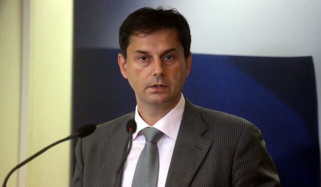 Θεοχάρης: “Καταλάβετε το και κράξτε το μετά”. Οι 7 διευκρινήσεις για το πώς θα διατεθεί το κοινωνικό μέρισμα