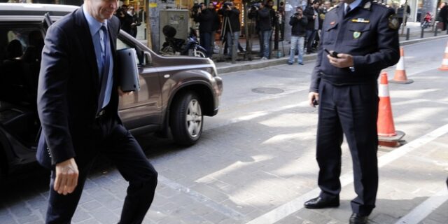 Τα 3 συν 1 αγκάθια που μπλοκάρουν τις διαπραγματεύσεις με την τρόικα. Τι λένε κυβερνητικά στελέχη
