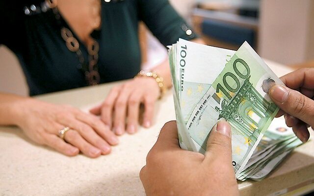 Σοκ και δέος από τα μέτρα αναγκαστικής είσπραξης: 160 κατασχέσεις χρημάτων την ώρα από την εφορία