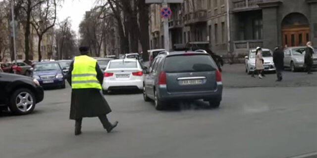 Αστείο βίντεο. Τα …μαγικά εθελοντή που ρυθμίζει (;) την κυκλοφορία στο Κίεβο
